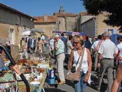 photo de Vide grenier brocante de la foire médiévale de chateau larcher