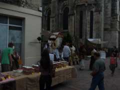 Foto marché nocturne de la gastronomie et de l' artisanat