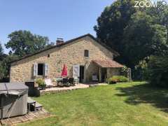 photo de Gite Cantal à la ferme avec JACUZZI et Pêche Privée- WIFI