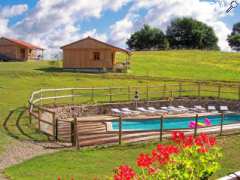 foto di gites en bois à la ferme avec piscine chauffée