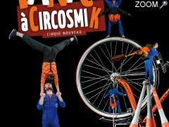 photo de Panique à Circosmik,  Cirque nouveau (portés acrobatiques, jonglage, slackline, théâtre)   